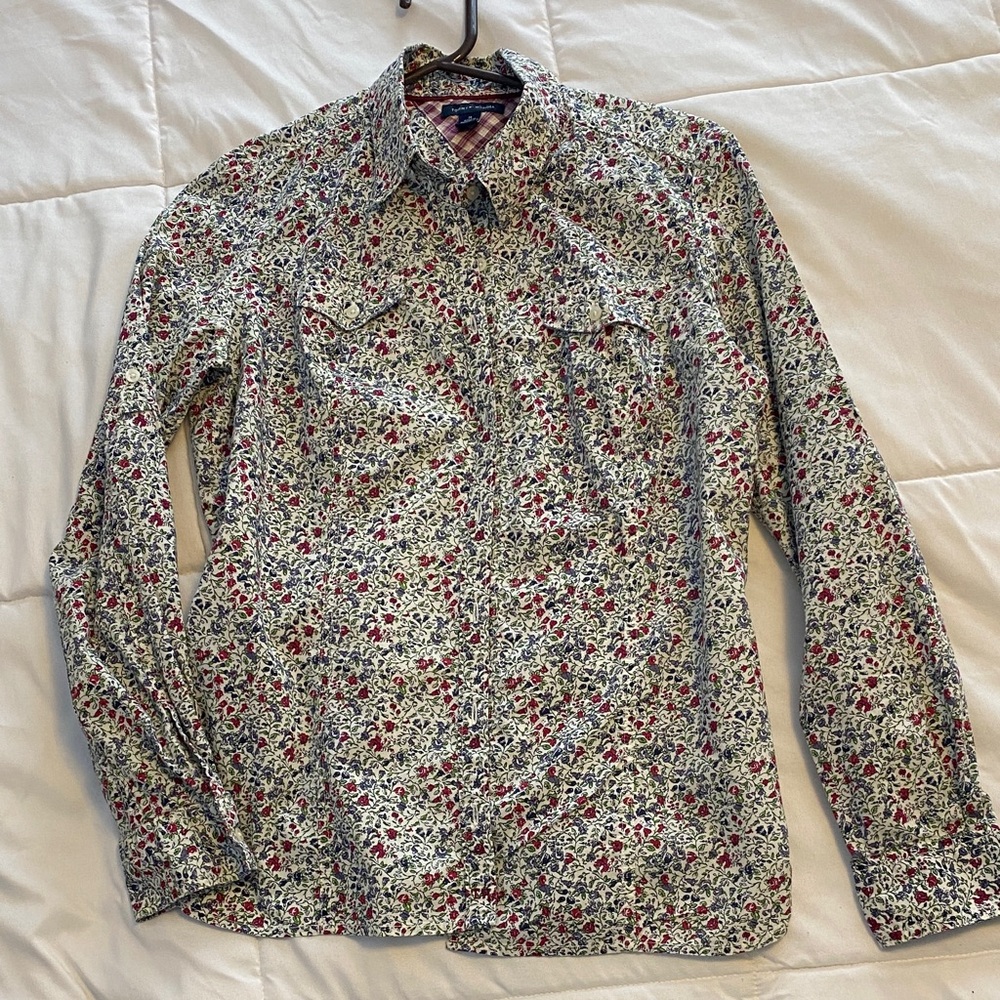 Tommy Hilfiger Women’s Floral Button-Up Shirt in red, white and blue 100% cotton